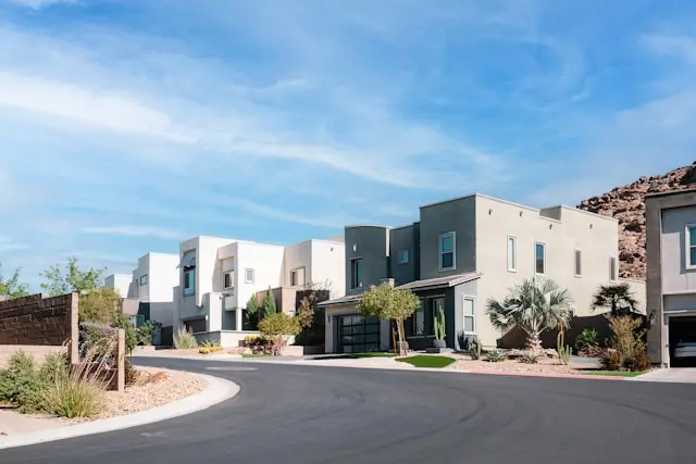 La apuesta de 2.200 millones de dólares de Henderson en centros de datos tiene un problema de 200 personas200 millones de dólares en inversión en centros de datos a hiperescala distribuidos en dos campus. La instalación de Google en el parque industrial Black Mountain, de 210 acres, y la operación de Aligned Data Centers, de 550.000 pies cuadrados, representan juntas una de las concentraciones de infraestructura digital con mayor intensidad de capital del suroeste de Estados Unidos. A partir de 2026, estas instalaciones generarán más de 24 millones de dólares anuales en ingresos por impuestos sobre la propiedad para Henderson, aunque emplearán a menos de 200 trabajadores permanentes entre ambas.