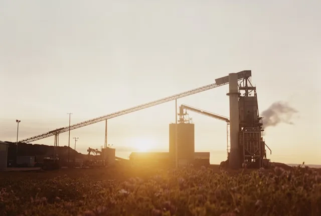 Proizvodnja u Tuzli 2026.31% nezaposlenosti i nula dostupnih inženjera. Kako je oboje istovremeno moguće Tuzlanski kanton Tuzla bilježi jednu od najviših stopa nezaposlenosti na Zapadnom Balkanu. Istodobno, njegove metaloprerađivačke male i srednje tvrtke ne mogu popuniti pozicije CNC programera 90 do 120 dana. Njegovi kemijski proizvođači čekaju pet do sedam mjeseci na jednog jedinog procesnog inženjera. To nisu proturječne činjenice. Direktori pogona zapošljavaju se isključivo putem osobnih mreža i Executive Search-a jer nijedan objavljeni oglas nije rezultirao održivim kandidatom u dvije godine.