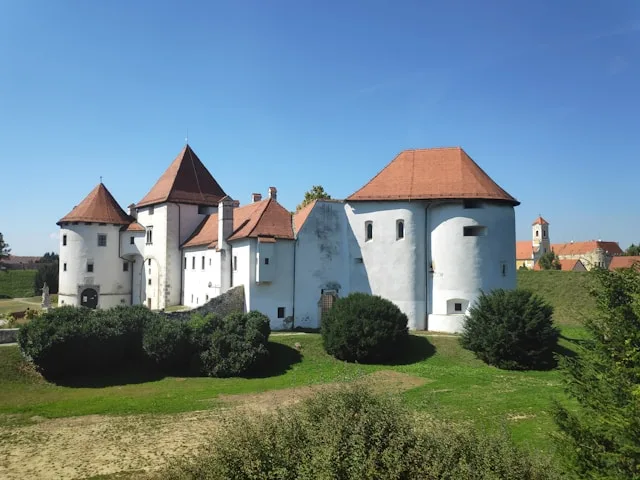 Varaždin's Textile Sector Is Growing and Shrinking at the Same Time: The Hiring Paradox Behind the Numbers